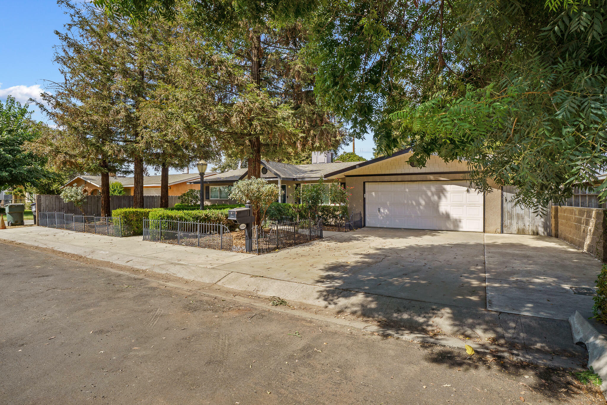 Property Photo:  1804 W Sunnyside Avenue  CA 93277 