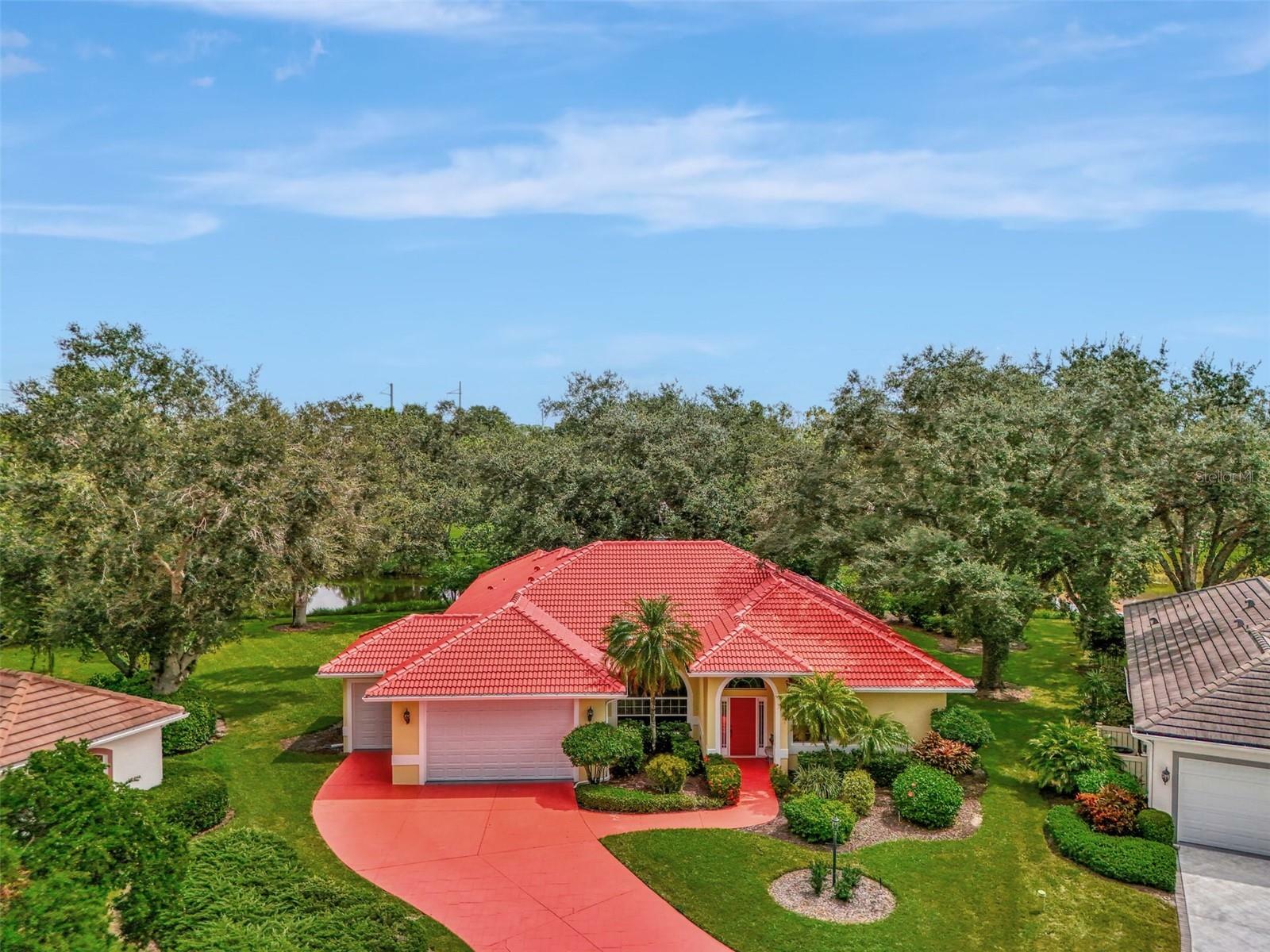 Property Photo:  512 Summerfield Way  FL 34292 