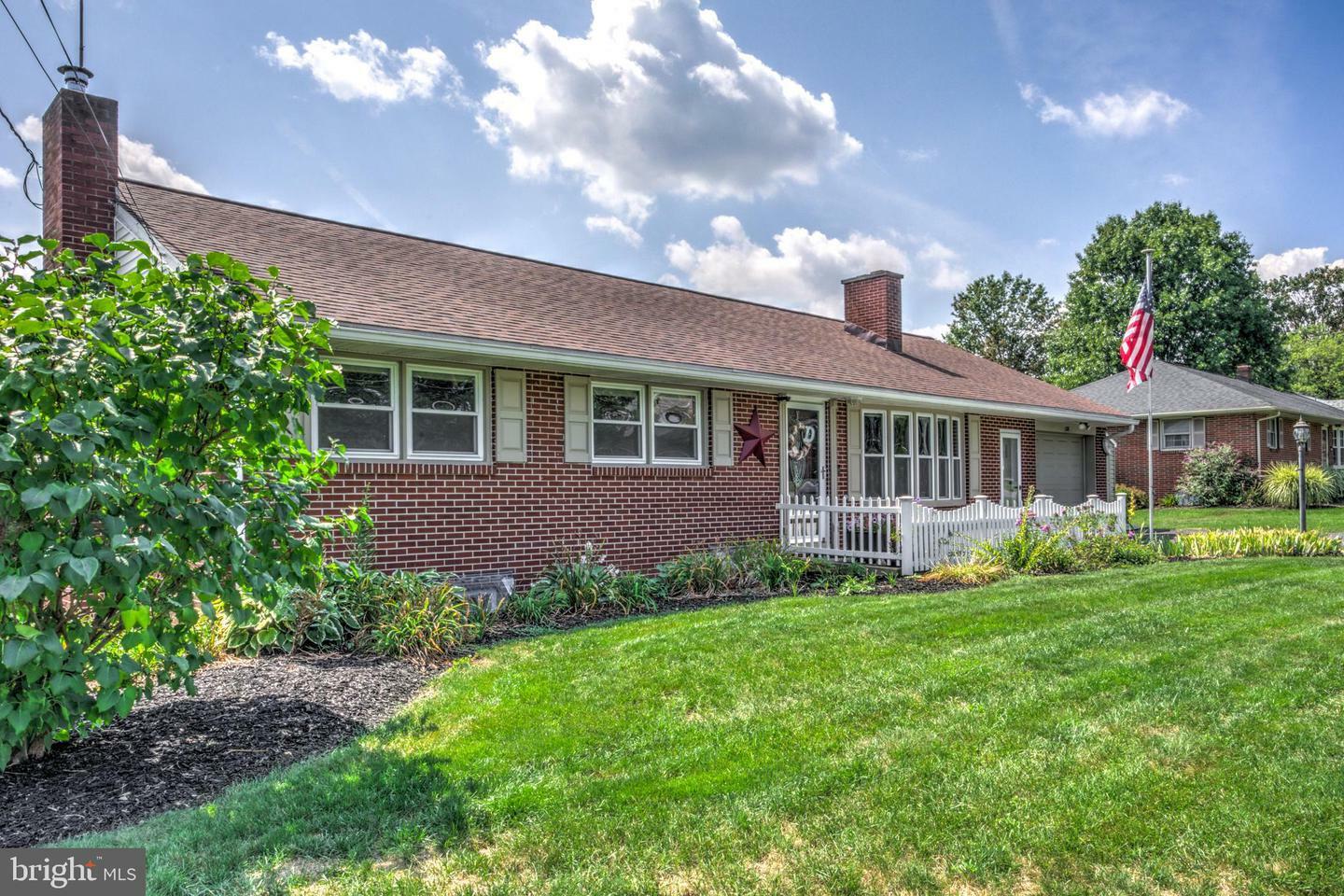 Property Photo:  128 Mayfield Drive  PA 17543 