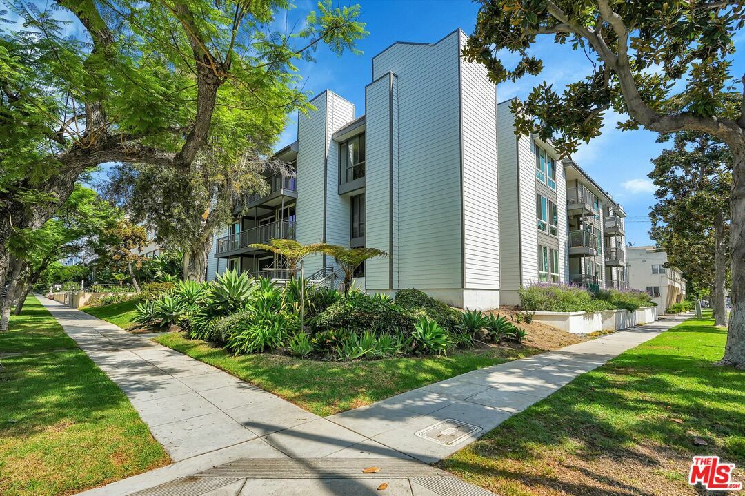 Property Photo:  424  N Palm Dr 104  CA 90210 