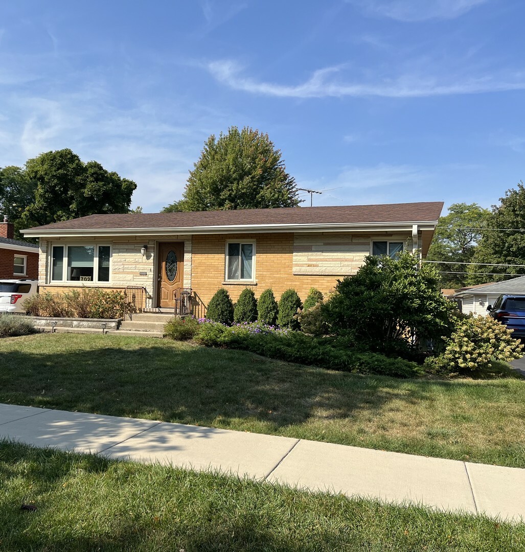 Property Photo:  702 N Eastwood Avenue  IL 60056 