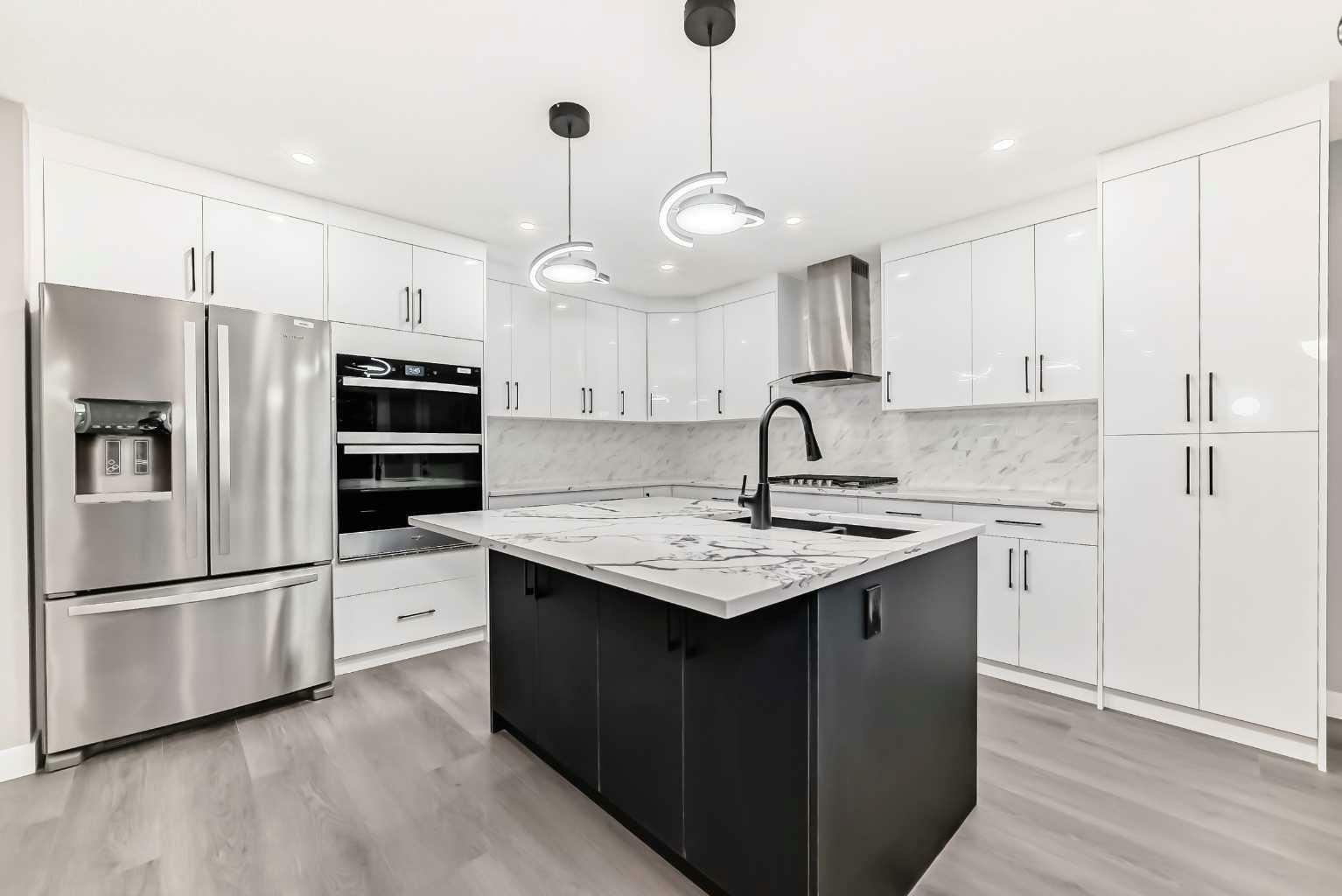 Property Photo:  906 Applewood Drive SE  AB T2A 7P2 