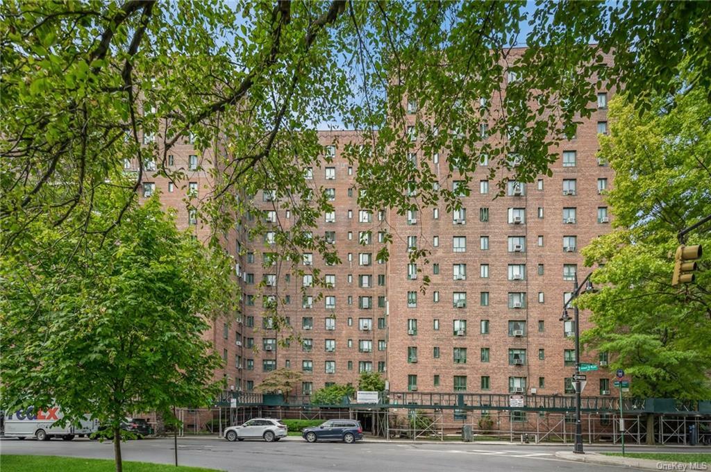 Property Photo:  99 Metropolitan Oval #6C  NY 10462 