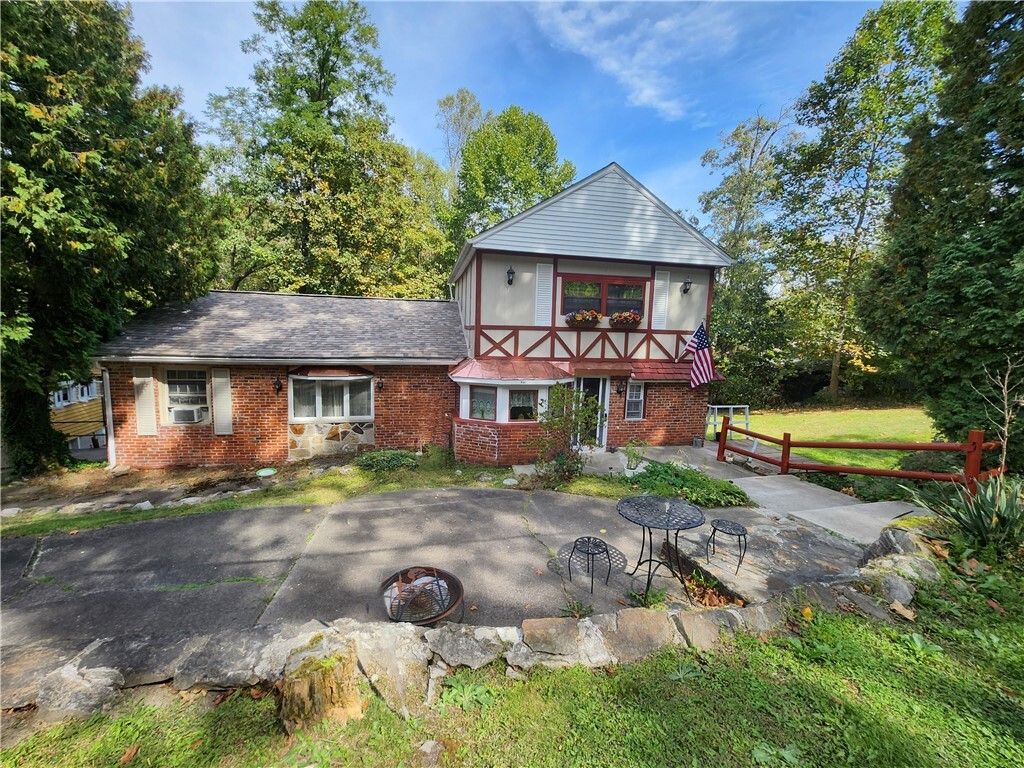 Property Photo: 1570 Darlington Rd PA 15658