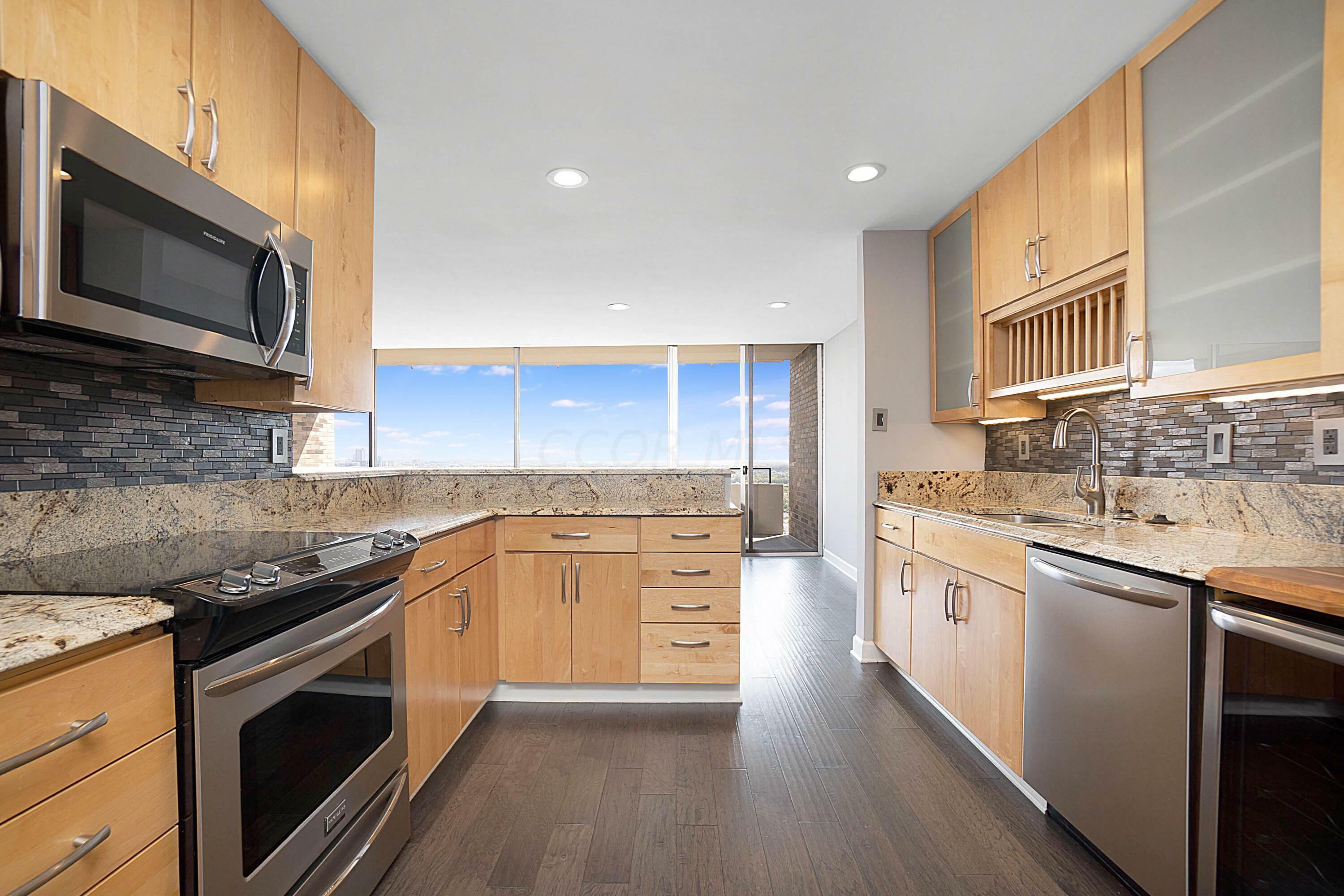 Property Photo: 1000 Urlin Avenue OH 43212