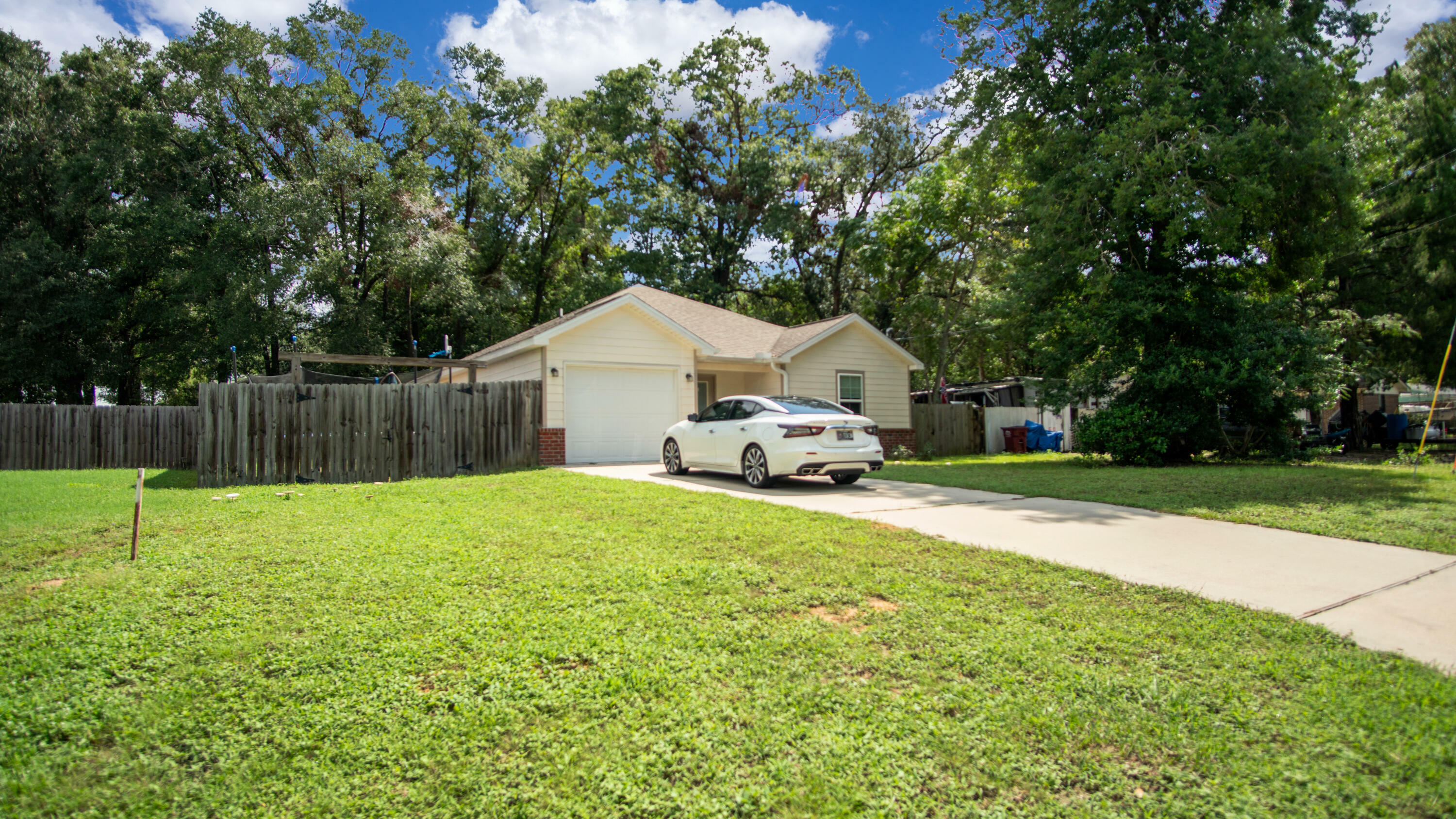 Property Photo:  285 Holland Street  FL 32536 