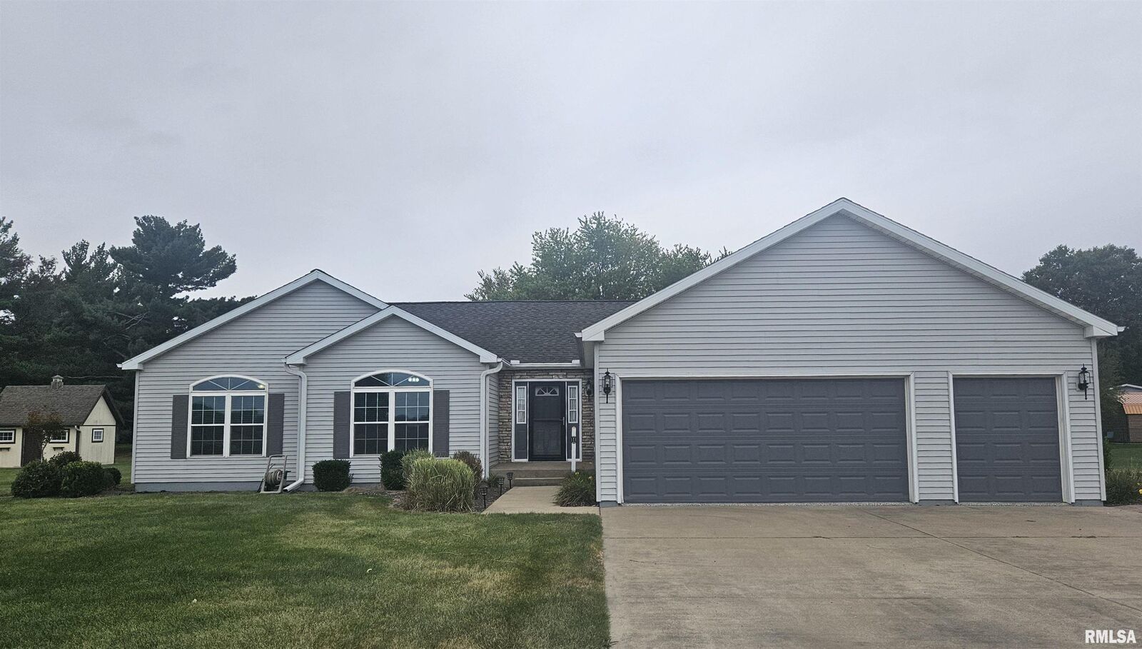 Property Photo:  1074 Spoden Lane  IL 61401 