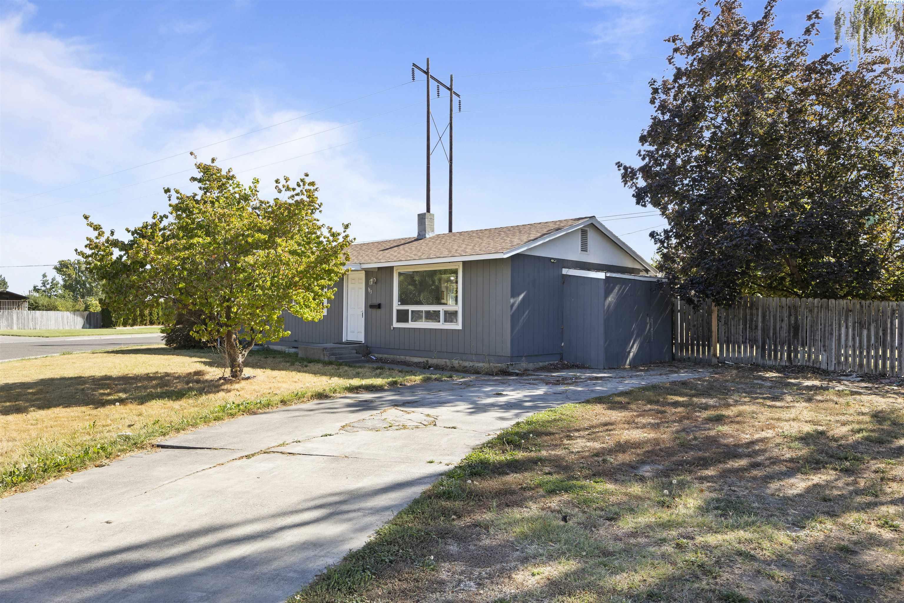 Property Photo:  313 W 20th Ave  WA 99337 