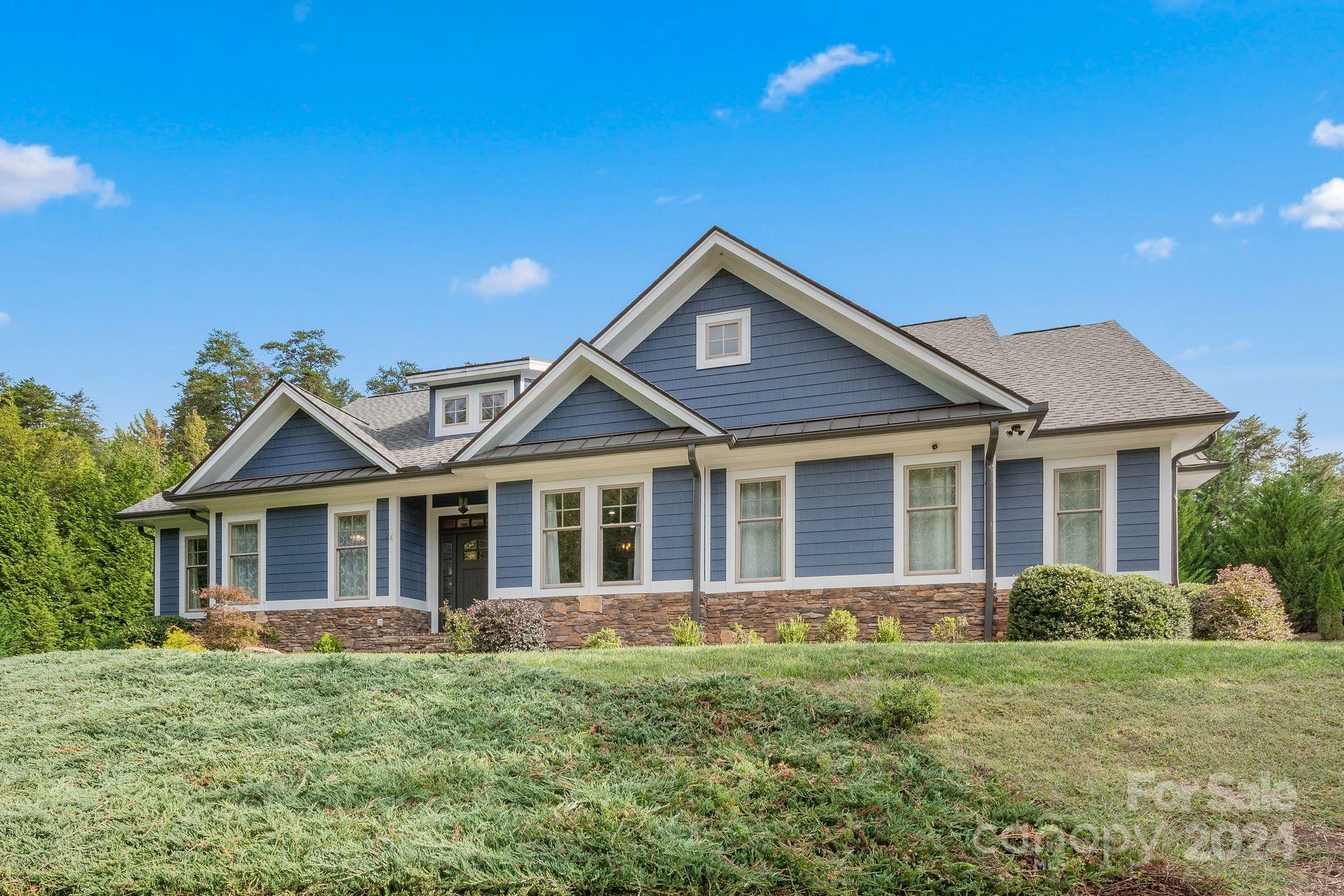 Property Photo:  27 Meadowood Court  NC 28782 