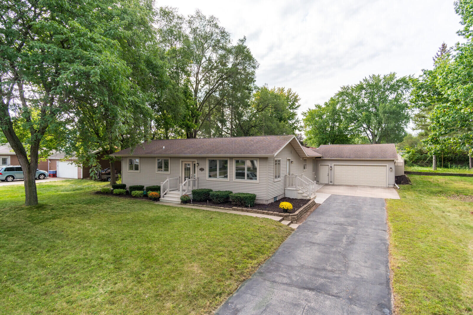 Property Photo:  2720 Burr Oak St  WI 54601