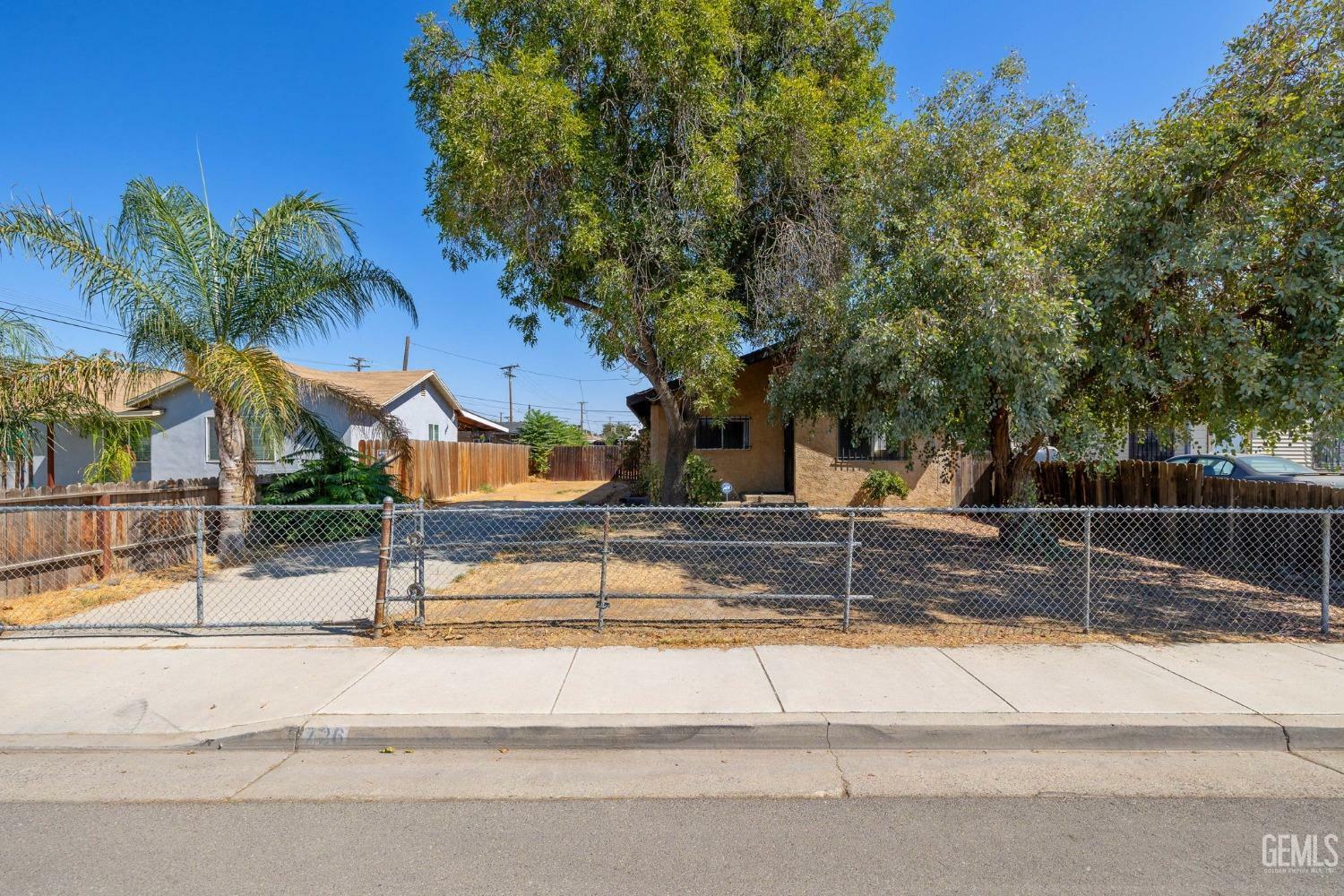 Property Photo:  726 Belmont Street  CA 93215 