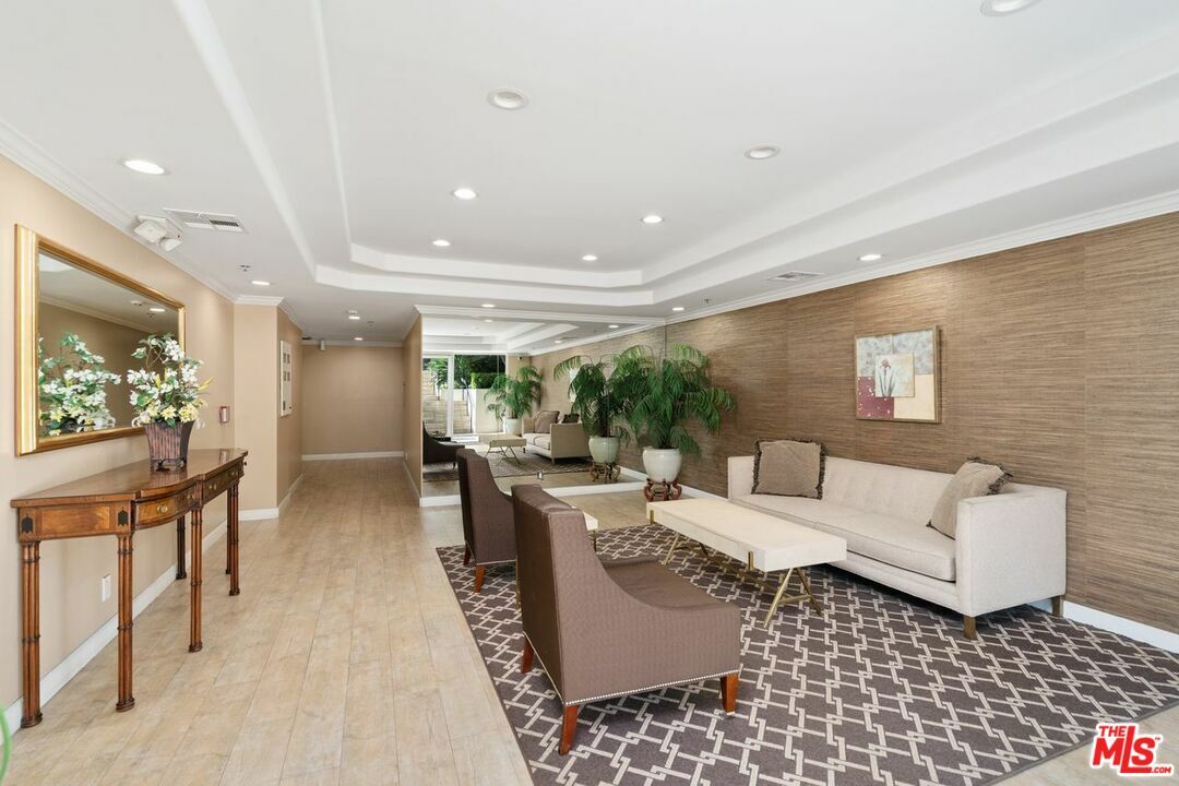 Property Photo:  575  S Barrington Ave 203  CA 90049 