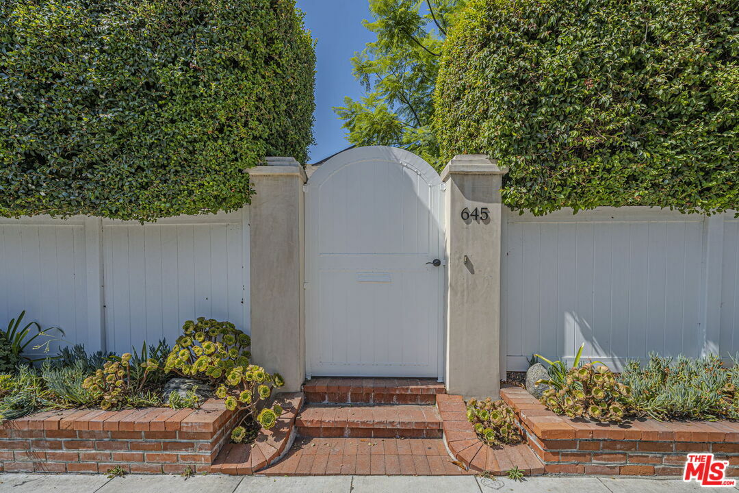 Property Photo:  645  N Sierra Bonita Ave  CA 90036 