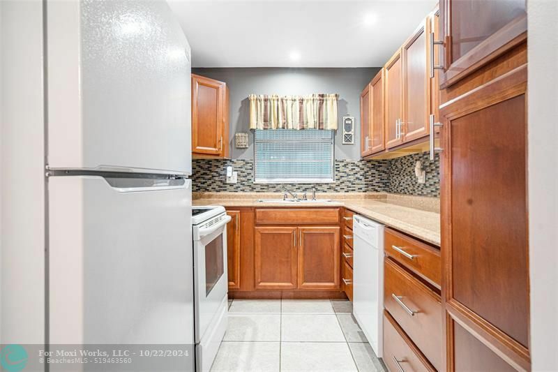 Property Photo:  100 Bayview Ave C  FL 33435 