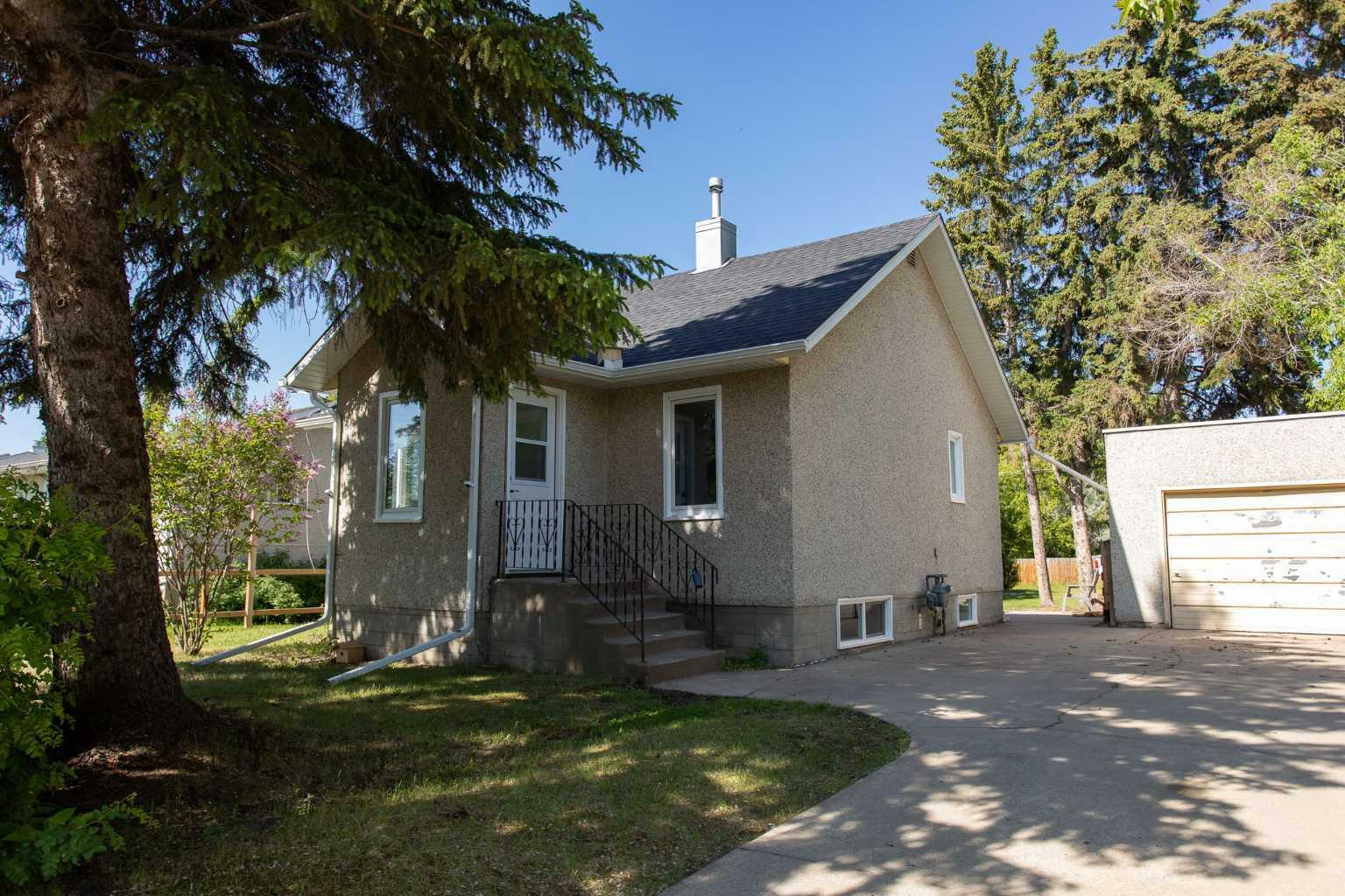 Photo de la propriété:  5040 56A Street  AB T4L 1K8 