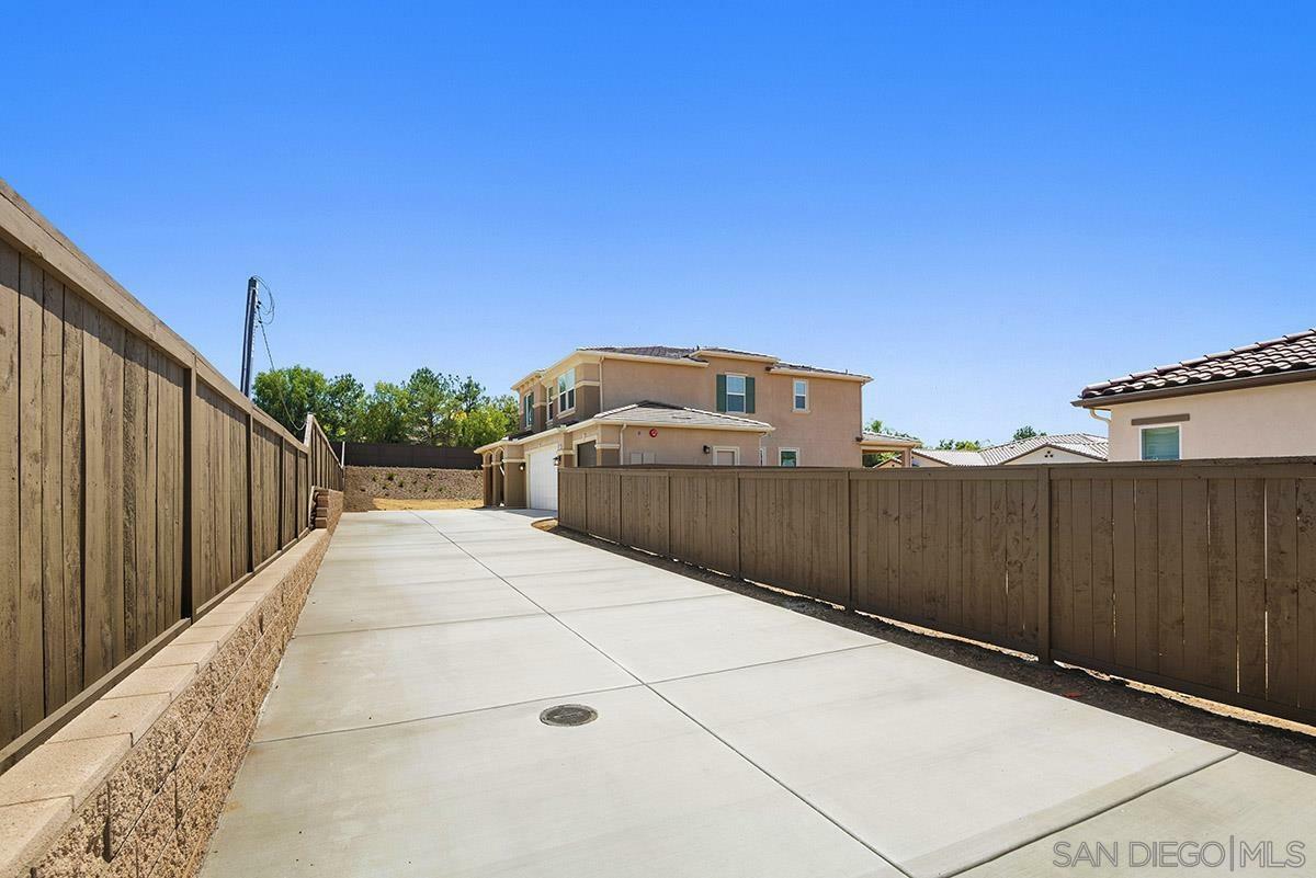 Property Photo:  2522 Blackbird Gln  CA 92029 