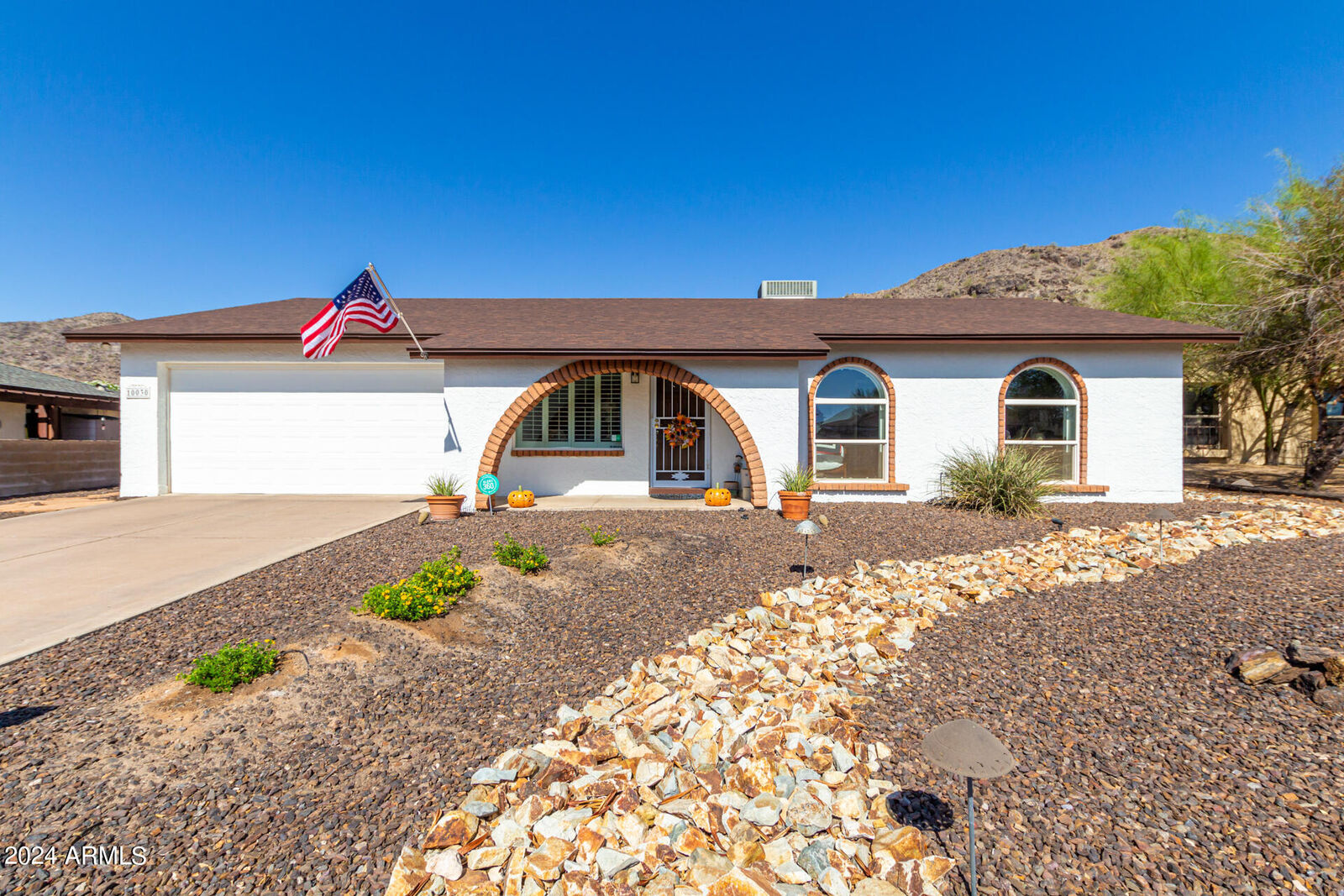 Property Photo: 10030 S 43rd Place AZ 85044