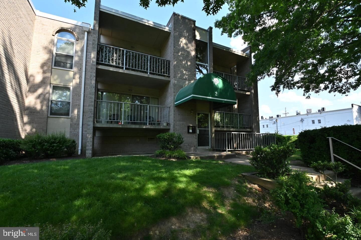 Property Photo: 2 Canterbury Square 101 VA 22304