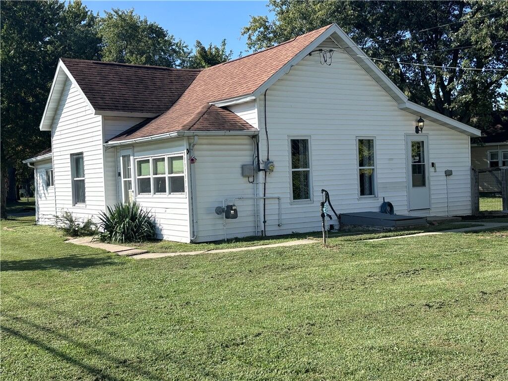 Property Photo:  323 S 3rd Street  IL 62418 