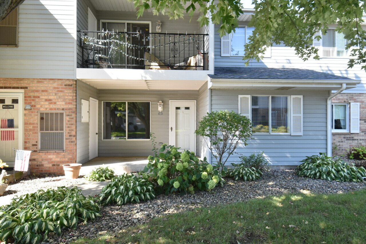 Property Photo: 1225 N Sunnyslope Dr 101 WI 53406
