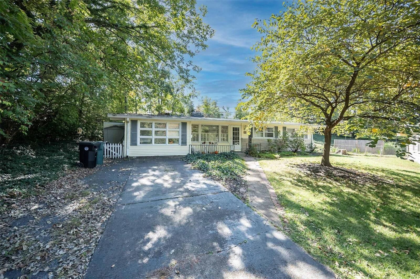 Property Photo: 621 Crest Court MO 63122