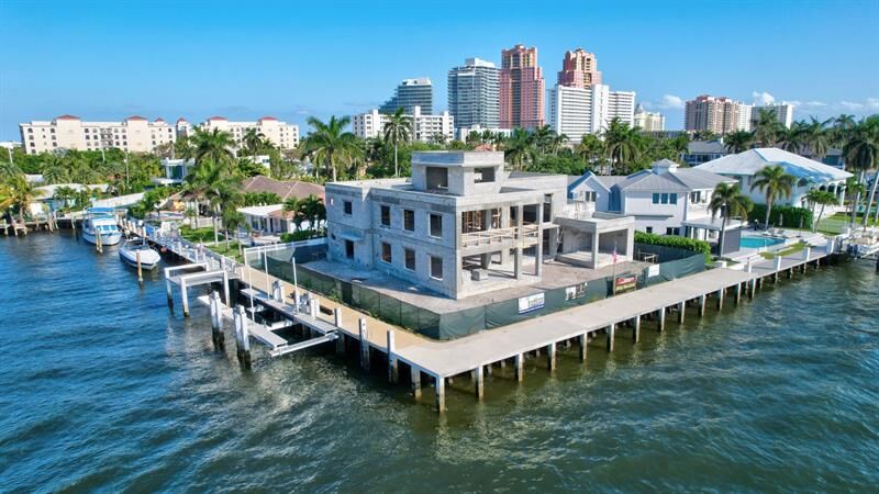 Property Photo:  3025 NE 25th St  FL 33305 