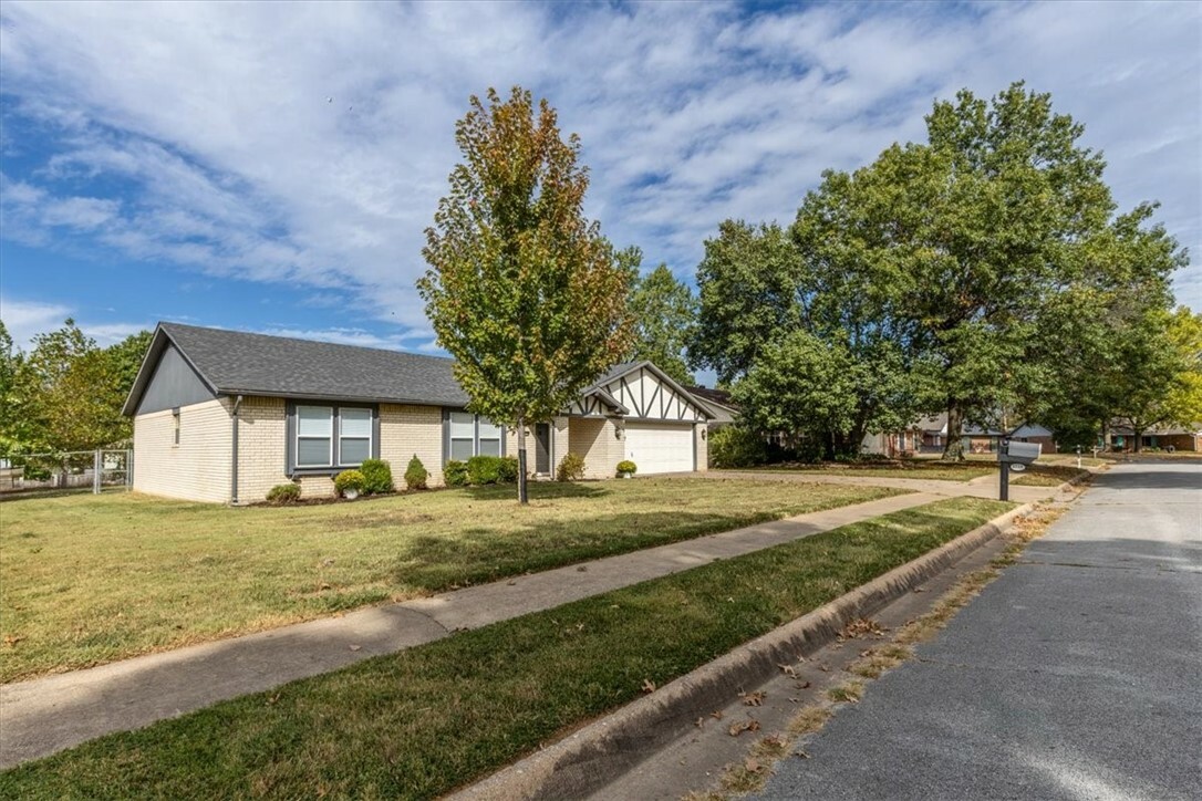 Property Photo:  1718 Ridgeview Drive  AR 72762 