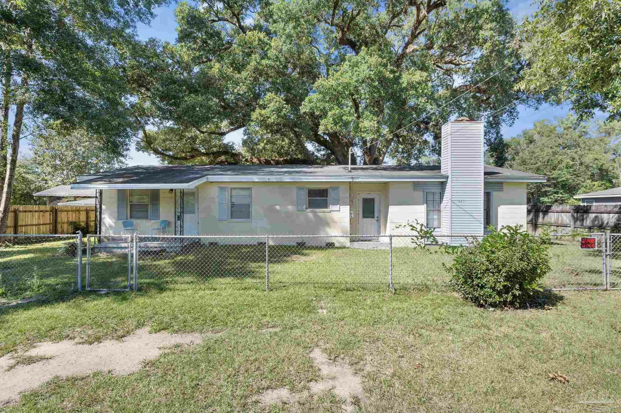 Property Photo:  4211 Willow St  FL 32571 