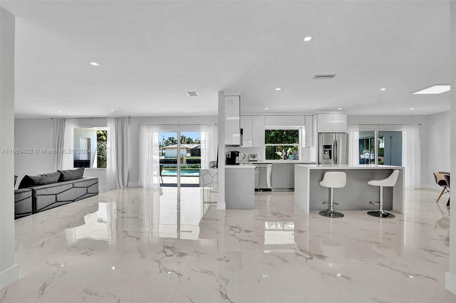 Property Photo: 16433 NE 33rd Ave FL 33160
