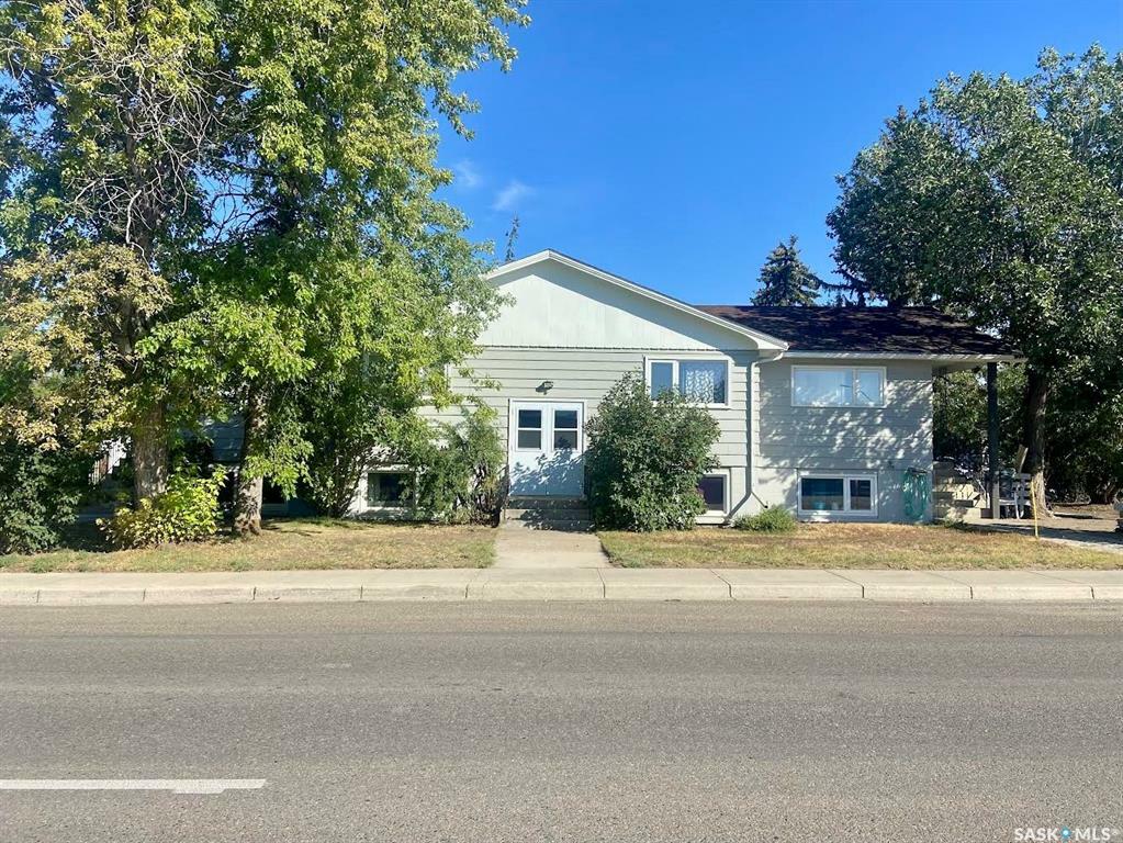 Property Photo:  335 Chaplin Street W  SK S9H 0G2 