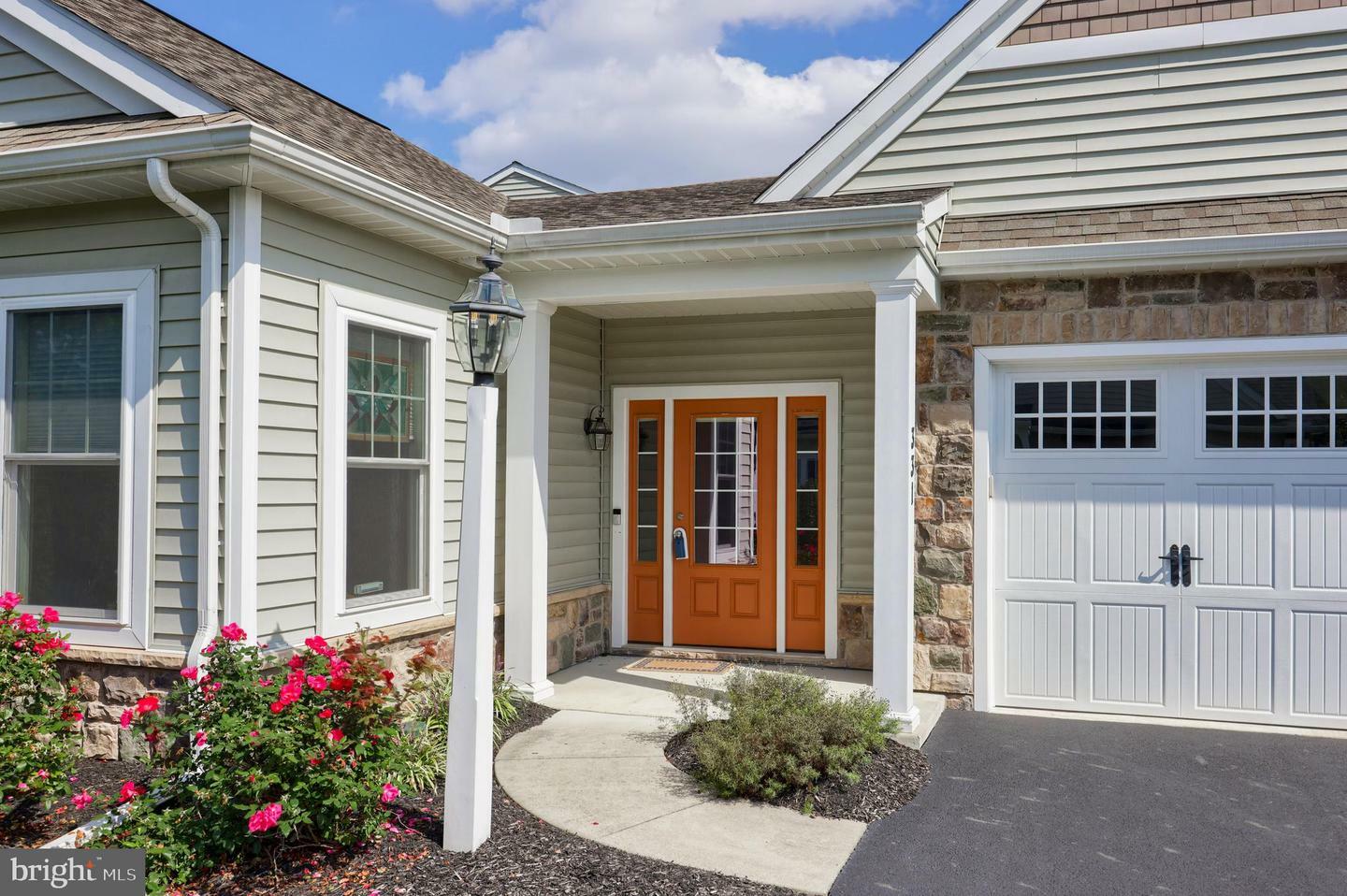 Property Photo:  331 Pin Oak Drive  PA 17543 