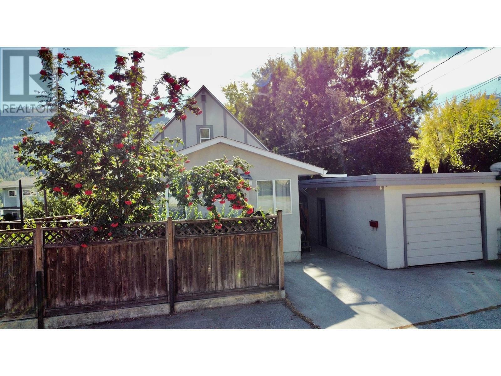 Property Photo:  875 Kipling Street  BC V1R 2A5 