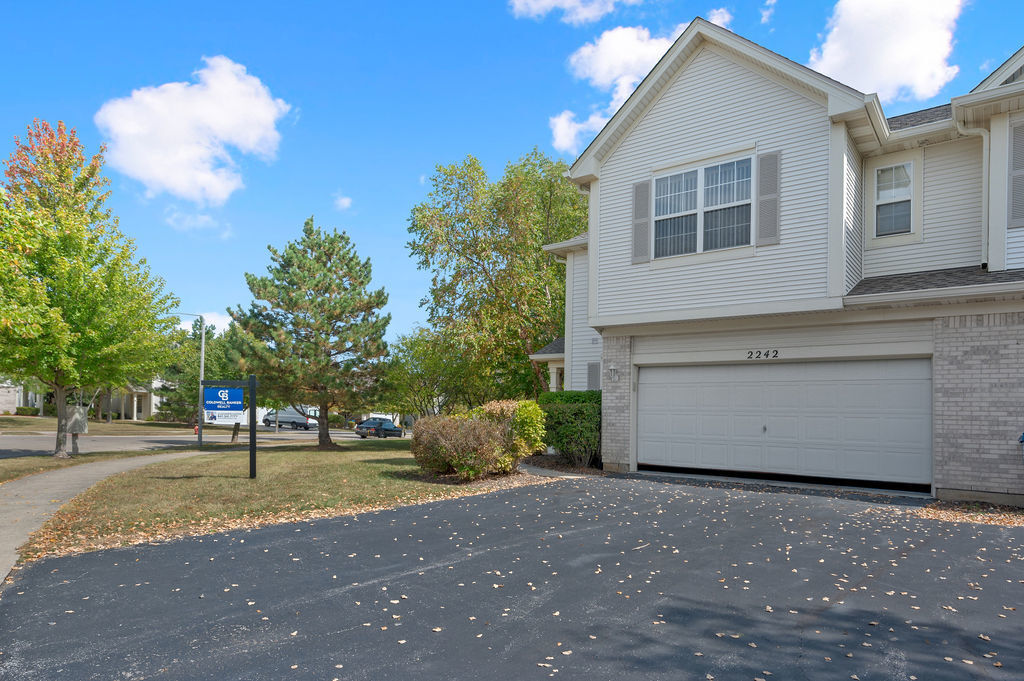 Property Photo: 2242 Sunrise Circle 2242 IL 60503