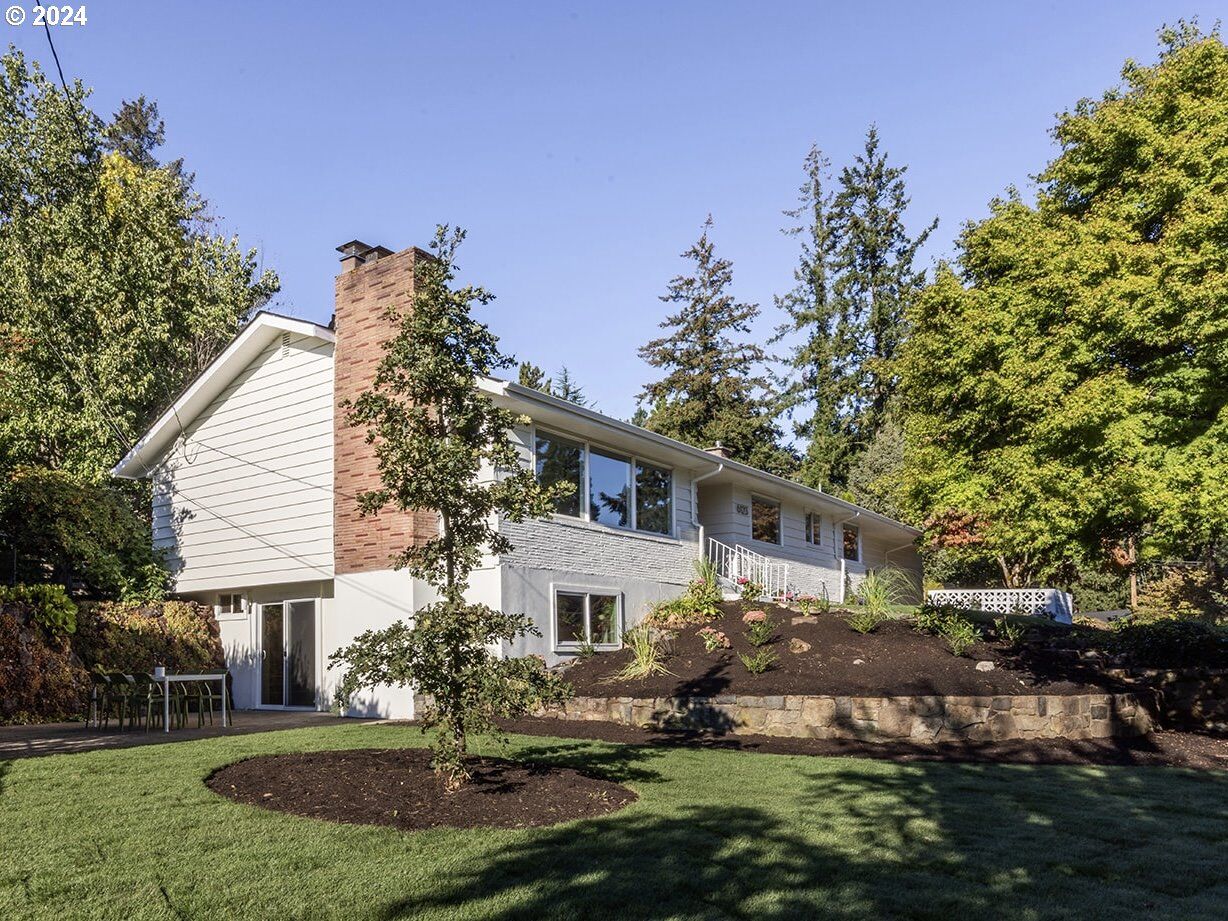 Property Photo:  6123 SW Alfred St  OR 97219 