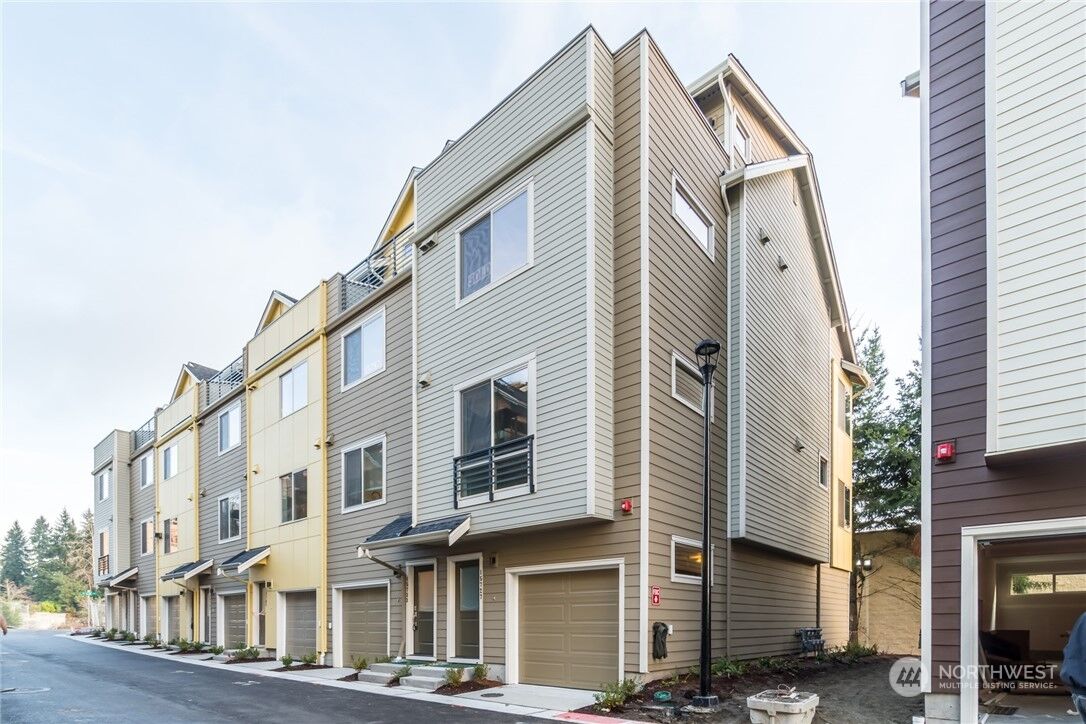 Property Photo: 15733 NE 14th Terrace 2606 WA 98008