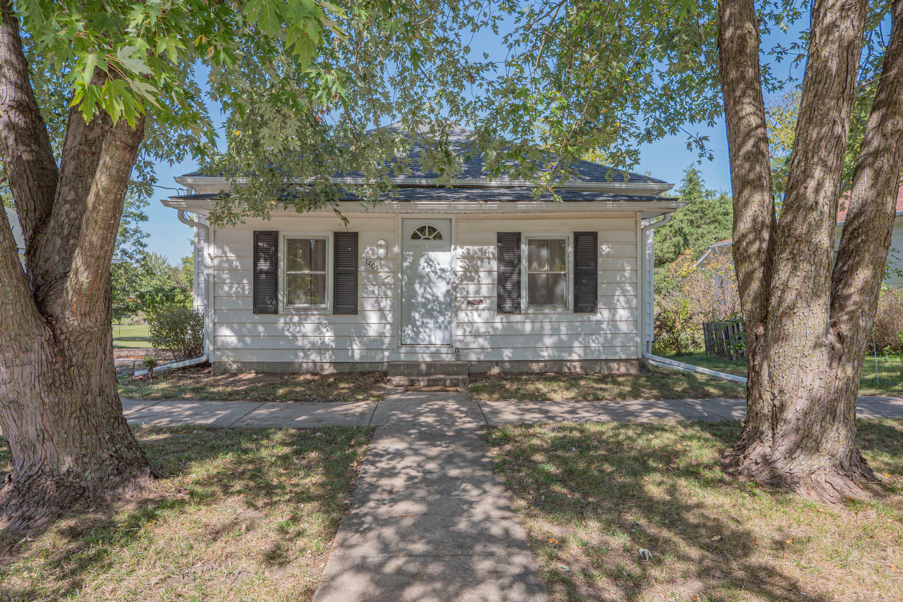 Property Photo:  1405 Myra St  MO 65270 