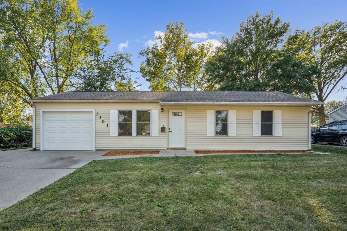 Property Photo: 2301 Hollywood Boulevard IA 52240
