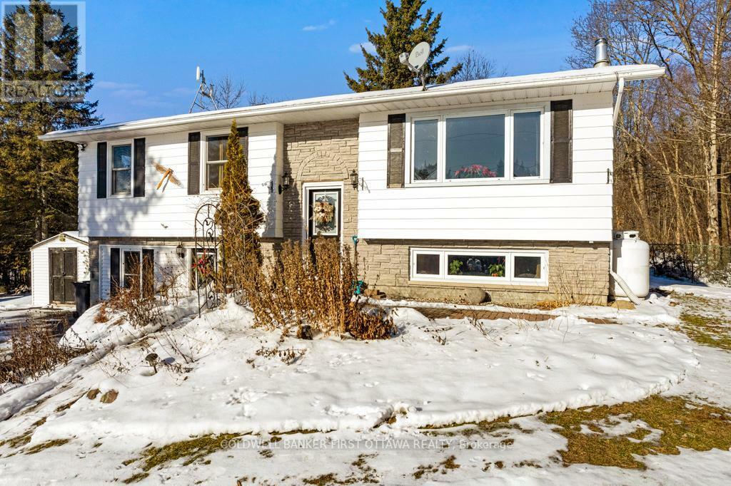 Property Photo:  124 Second Avenue  ON K7C 4K6 