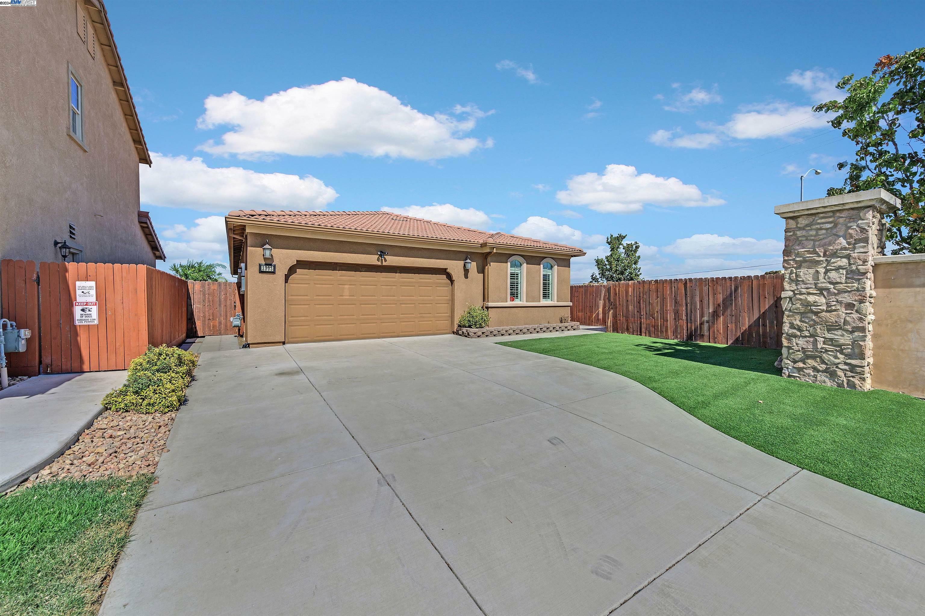 Property Photo:  3903 Aplicella Ct  CA 95337 