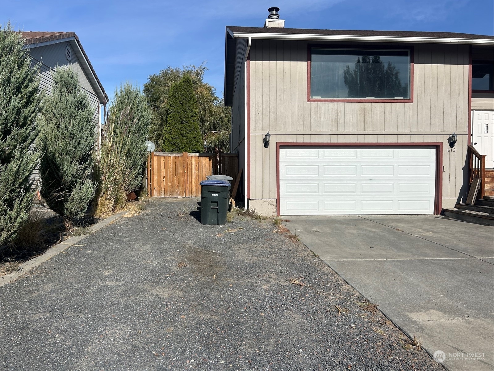 Property Photo:  812 W Edgewater Lane  WA 98837 