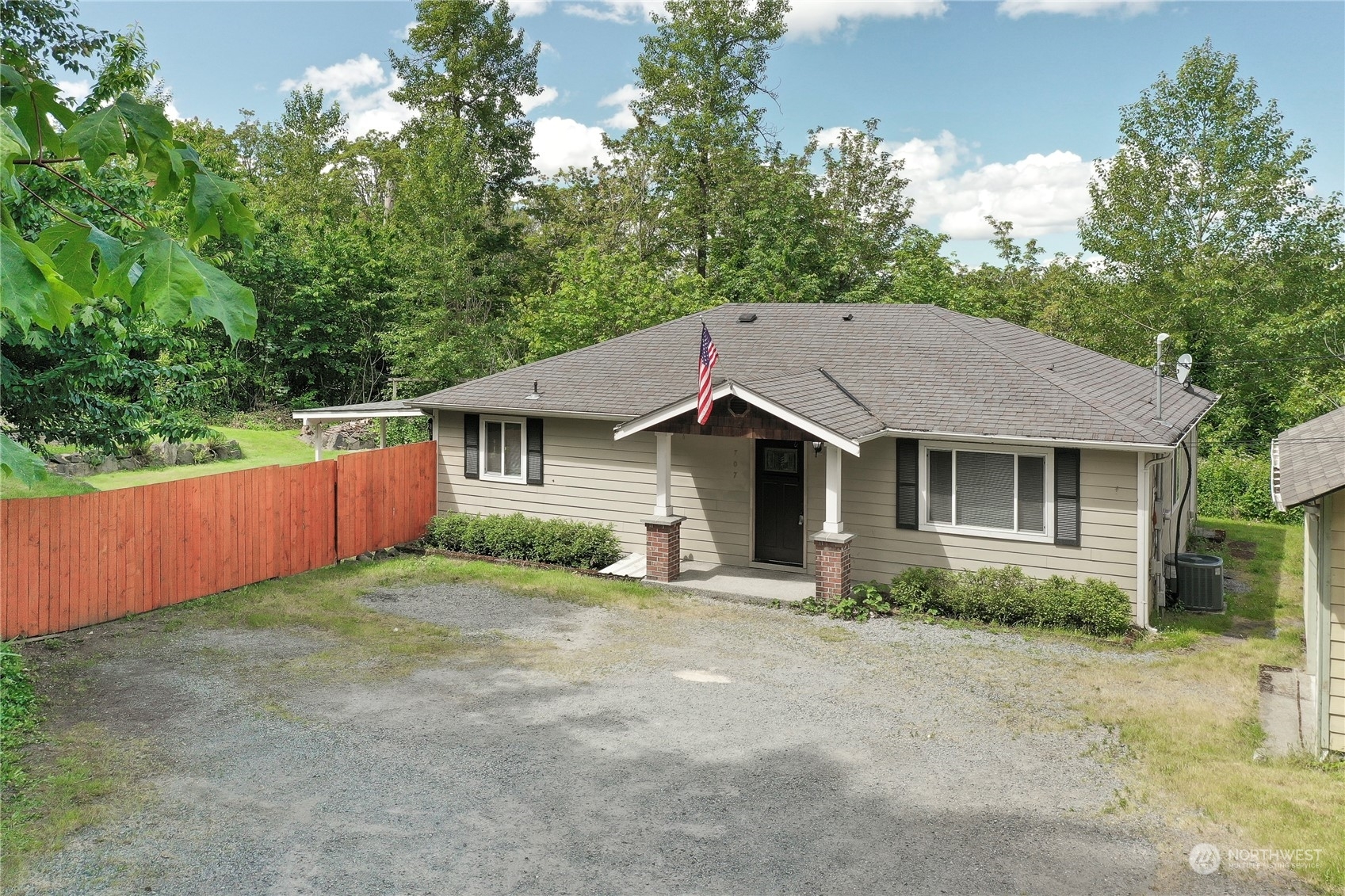 Property Photo:  707 Oak Street  WA 98354 