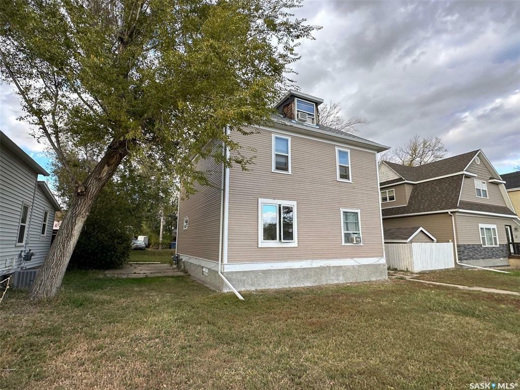 Property Photo:  370 Fairford Street W  SK S6H 1V9 