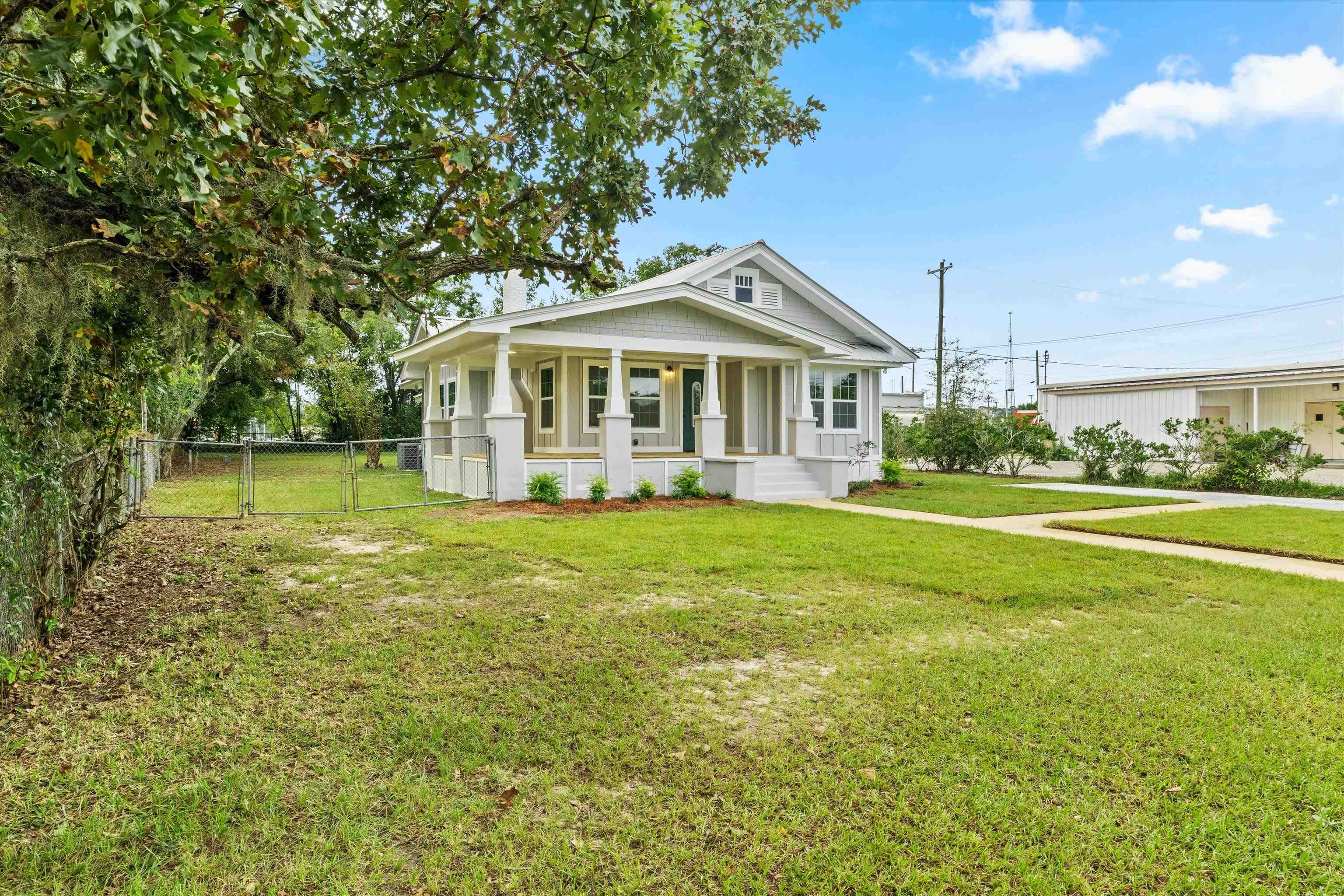 Property Photo:  1127 W Washington Street  FL 32351 