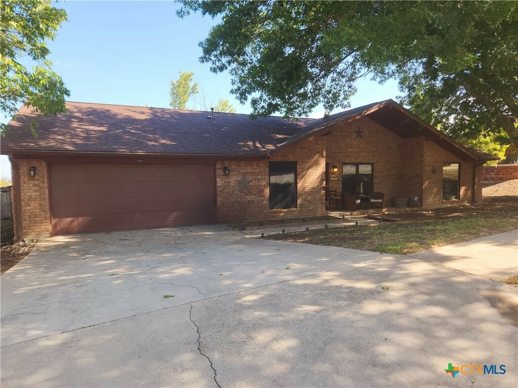 Property Photo:  1801 E Robertson Avenue  TX 76522 