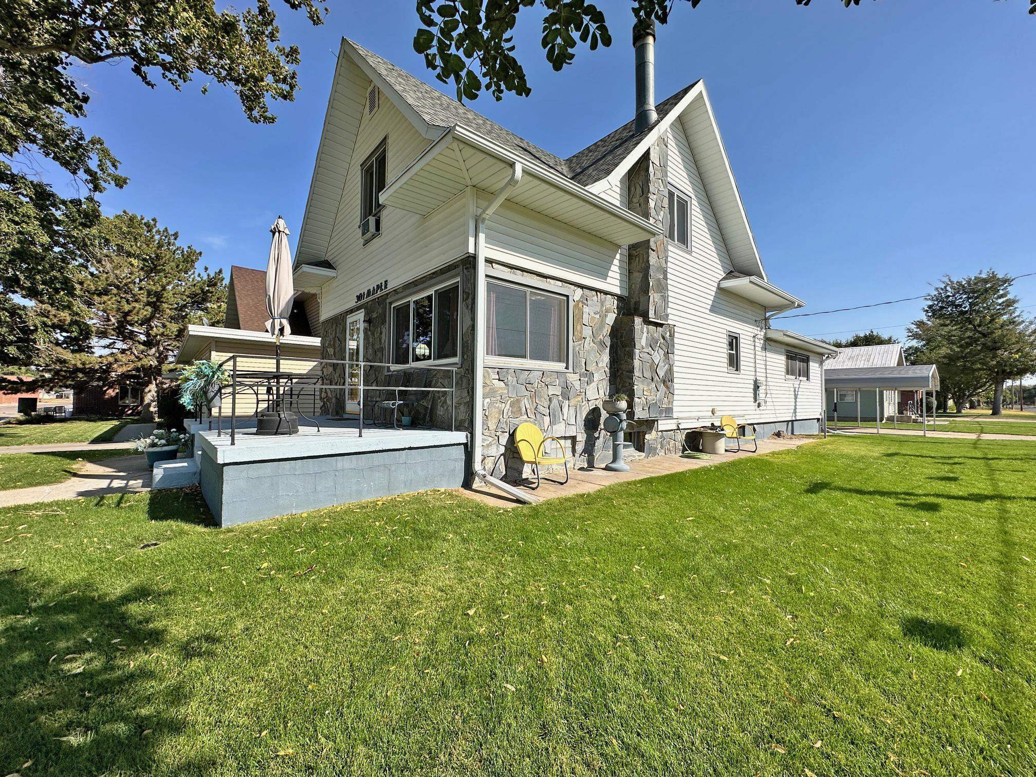 Property Photo:  301 Maple  NE 69106-5 