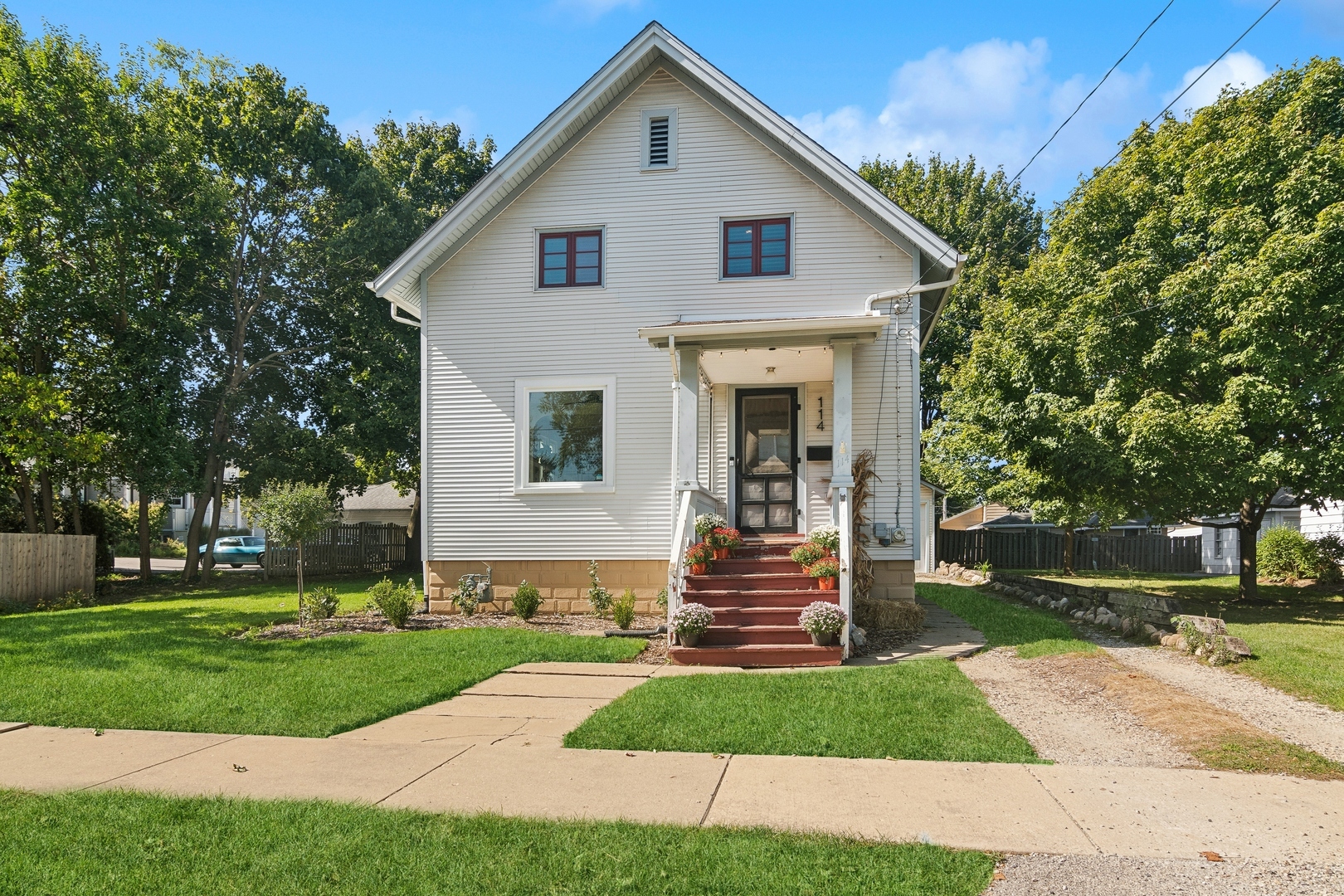 Property Photo:  114 Harrison Street  IL 60010 