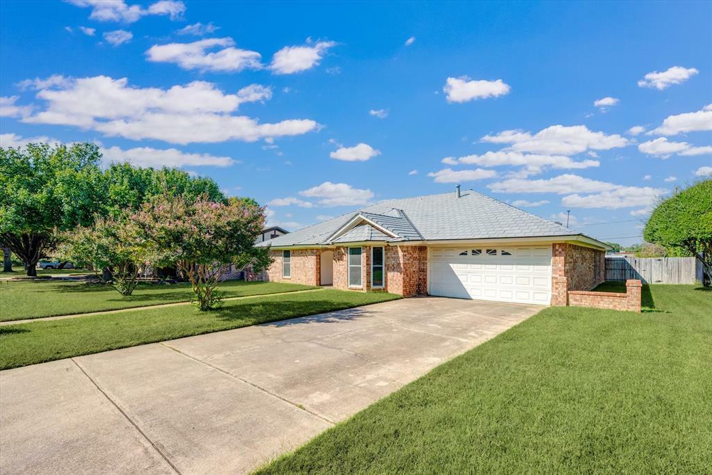 Property Photo:  600 W Louella Drive  TX 76054 