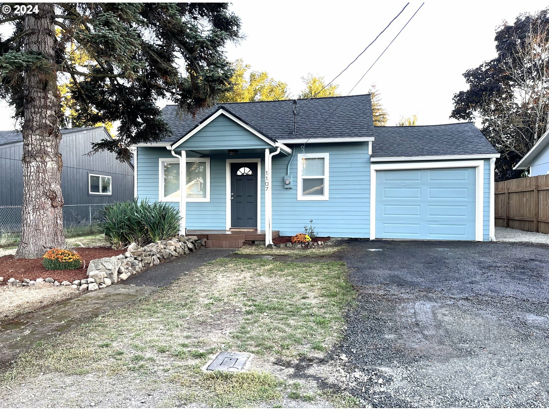 Property Photo:  1107 W 20th St  WA 98660 