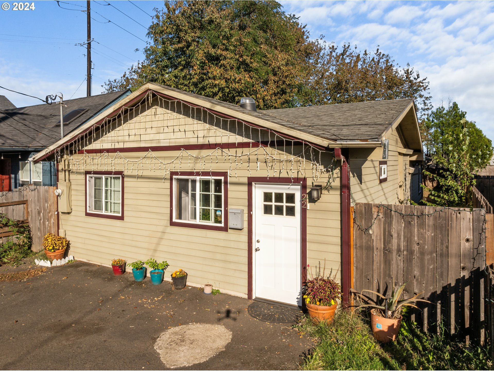 Property Photo:  22 SE 94th Ave  OR 97216 