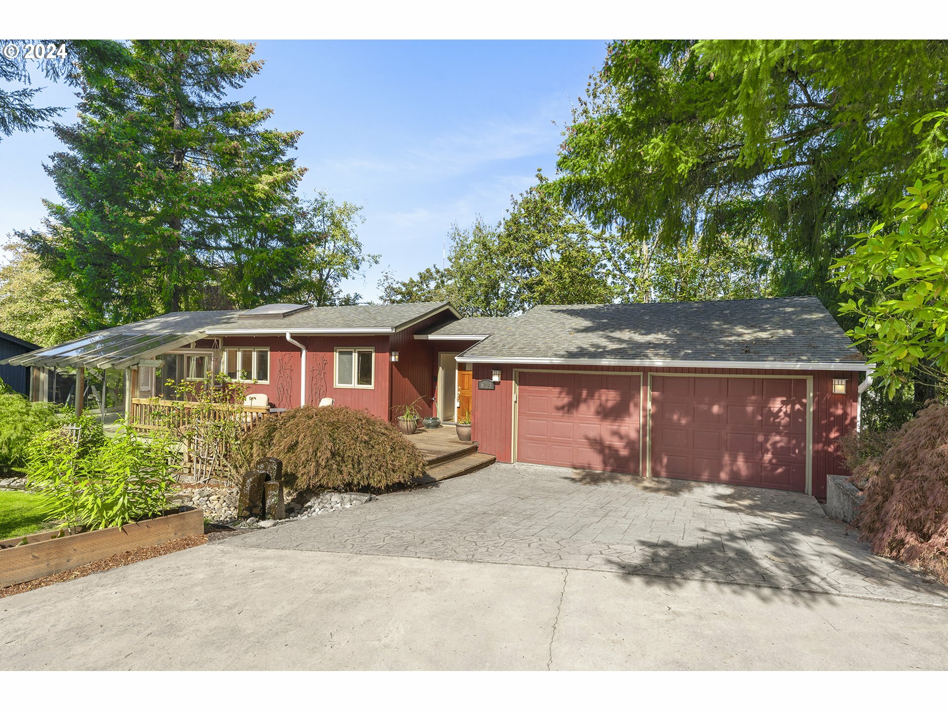 Property Photo:  6103 SW Salmon St  OR 97221 